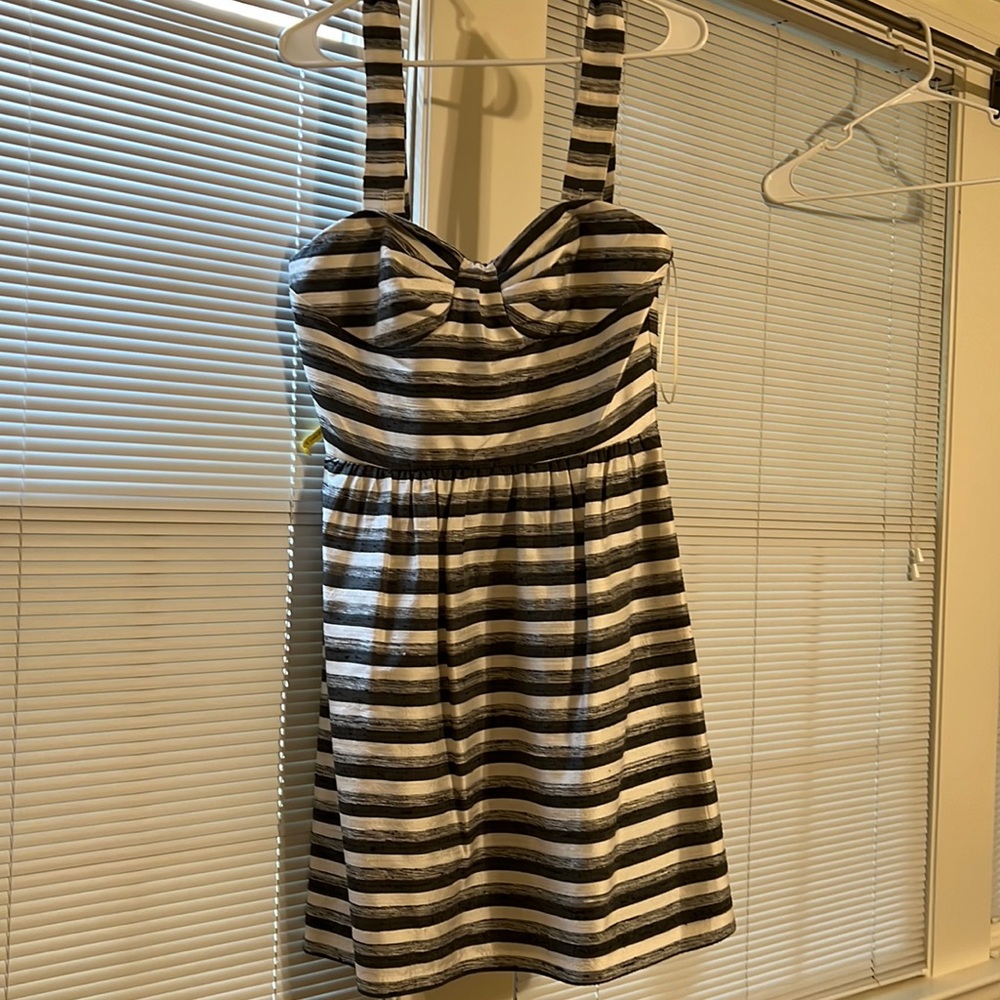 Leona size 4 cocktail dress